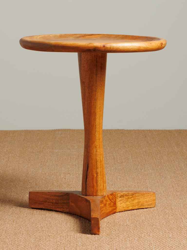 Round mid-century side table with a timeless design, clean lines and a natural wood finish.